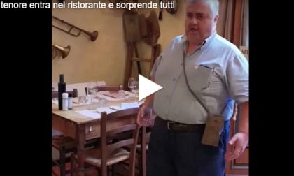 Il tenore entra nel ristorante e sorprende tutti VIDEO VIRALE