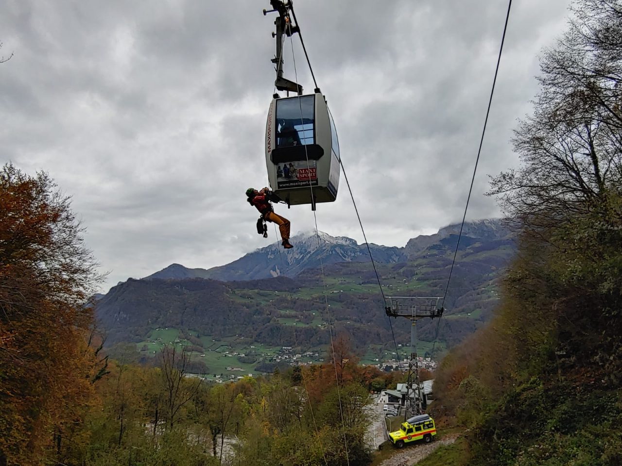Soccorritori o funamboli: spettacolare esercitazione del Soccorso Alpino FOTO