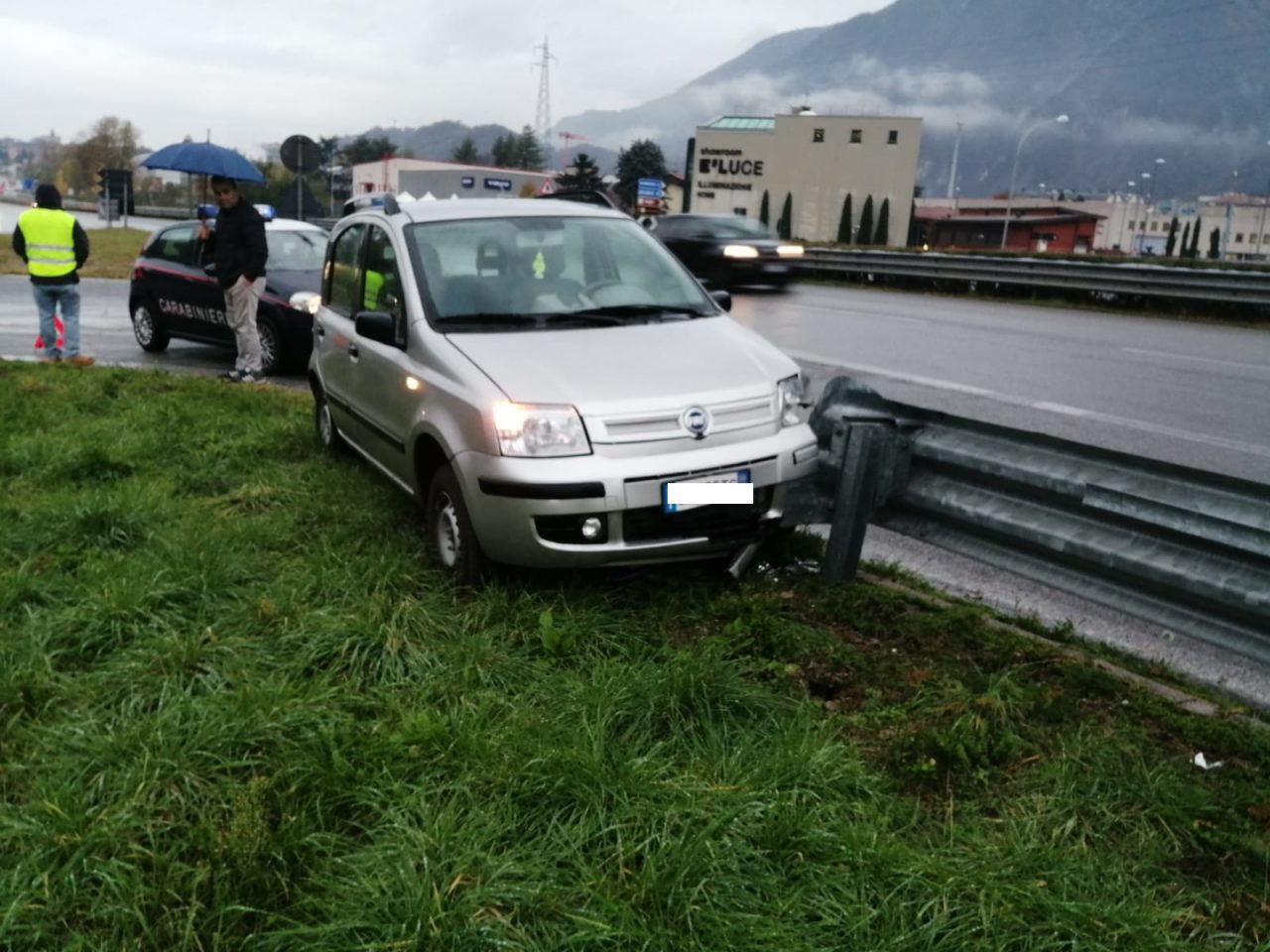 Esce di strada e si schianta contro il guard rail FOTO