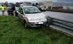 Esce di strada e si schianta contro il guard rail FOTO