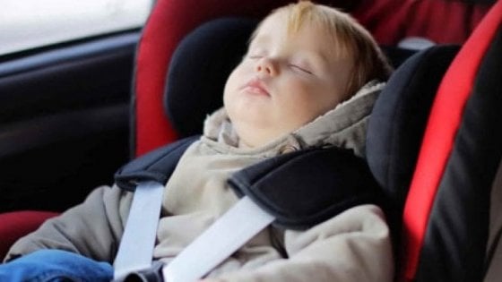 Seggiolini antiabbandono: dispositivi introvabili ma si va verso il rinvio delle multe