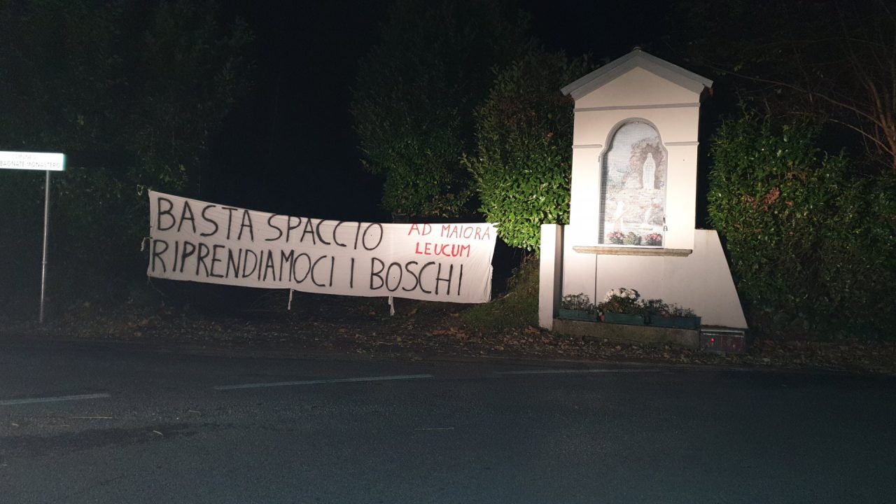 Boschi della droga: chiuso simbolicamente l’accesso ai sentieri dello spaccio FOTO