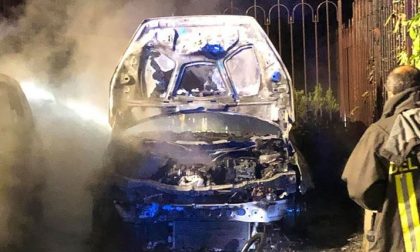 Esplosione nella notte: auto divorata dalle fiamme, danneggiato anche un secondo mezzo FOTO