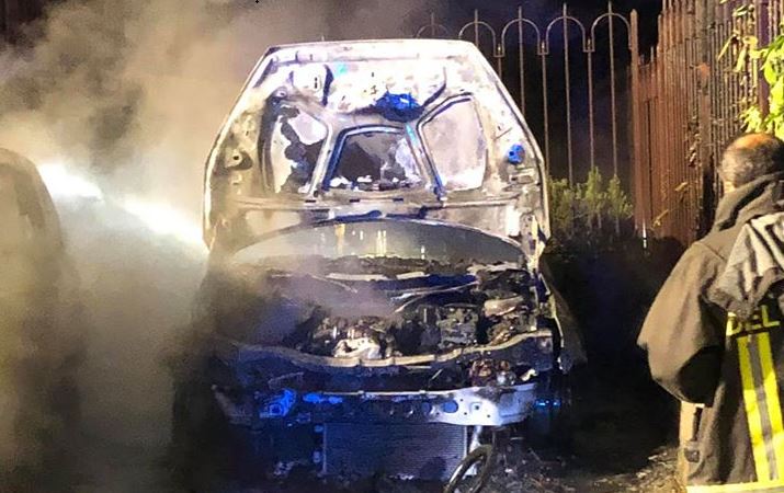 Esplosione nella notte: auto divorata dalle fiamme, danneggiato anche un secondo mezzo FOTO
