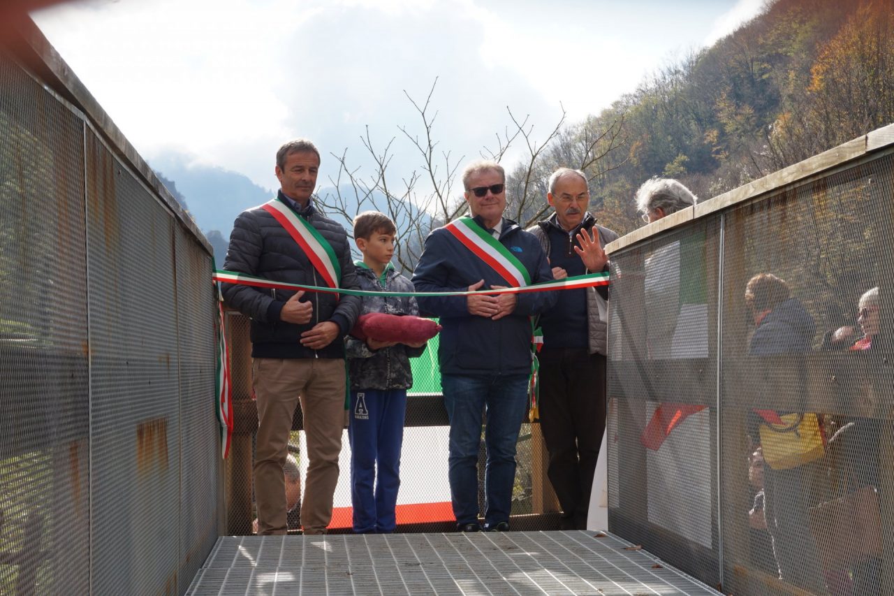 Erve, inaugurata la nuova passerella sul Gallavesa FOTO