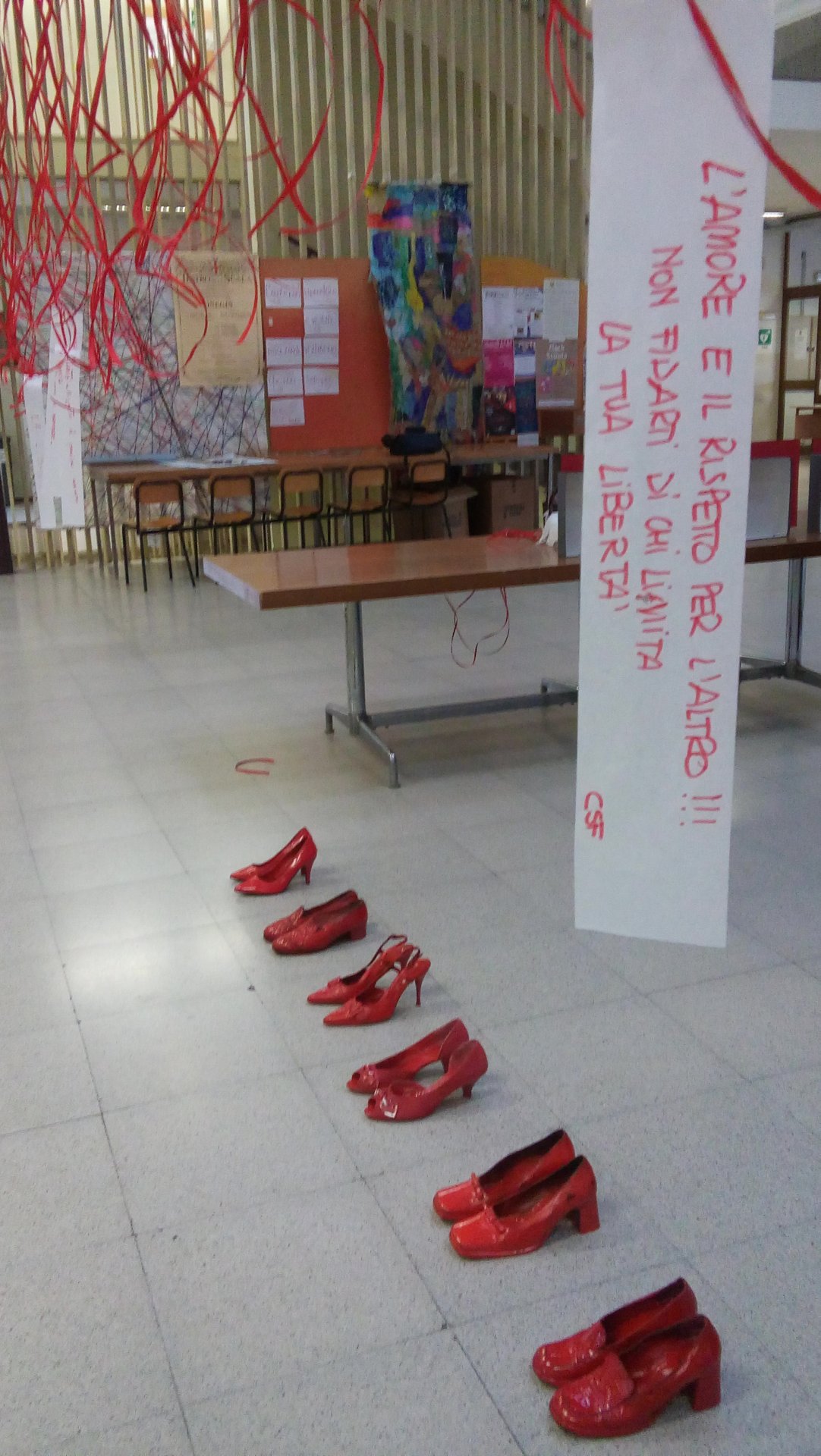Foto 3 scarpe rosse Giornata contro la violenza sulle donne