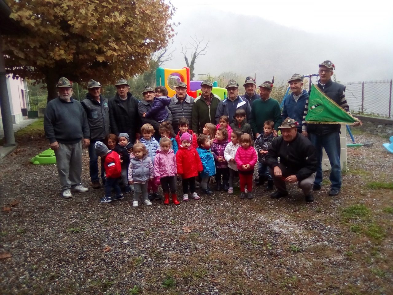 Il cuore grande degli alpini: donato un gioco ai bimbi dell’asilo