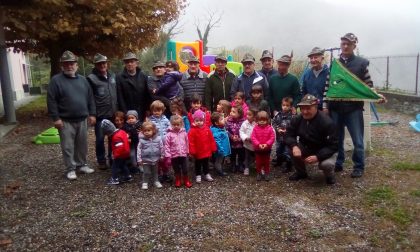 Il cuore grande degli alpini: donato un gioco ai bimbi dell'asilo