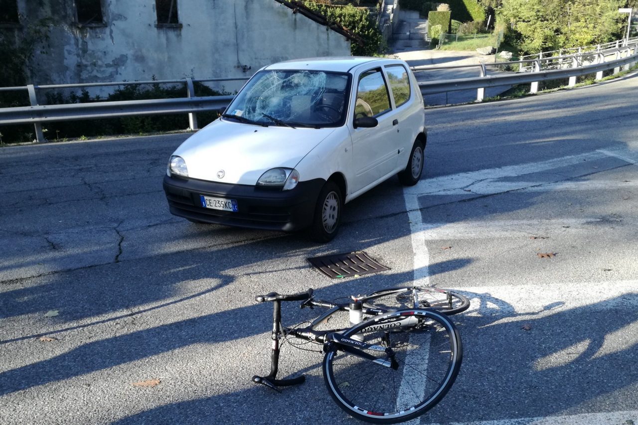 Travolto da un’auto, ciclista sfonda il parabrezza