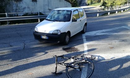 Travolto da un'auto, ciclista sfonda il parabrezza