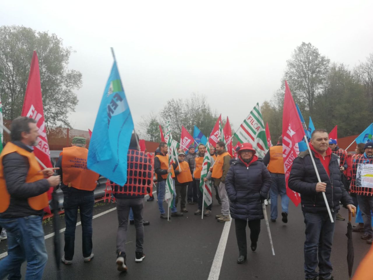 Manifestazione di protesta sul Ponte di Annone FOTO