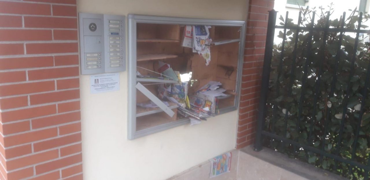 Halloween folle, bombe carta contro le case FOTO