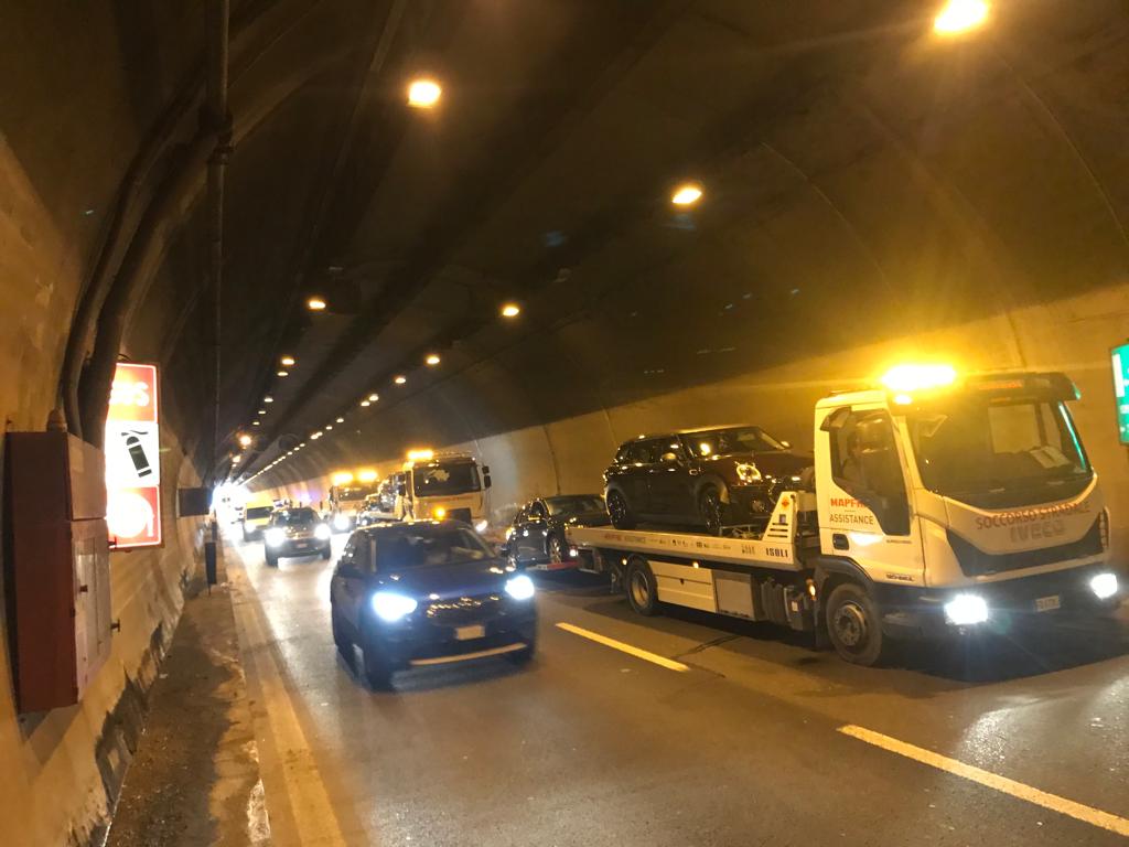Maxi tamponamento tra 6 mezzi nel tunnel del Barro, traffico in tilt FOTO