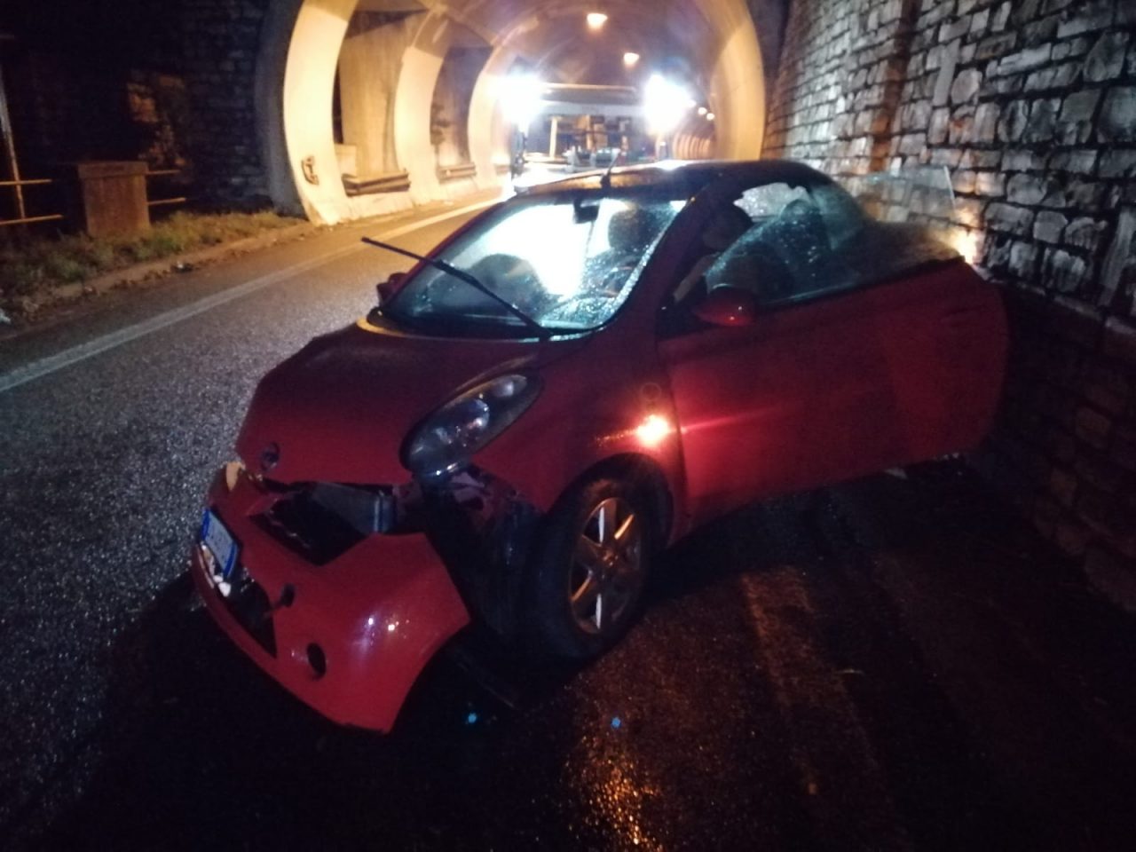 Ribaltamento ad Abbadia Lariana: auto distrutta, ma nessun ferito FOTO