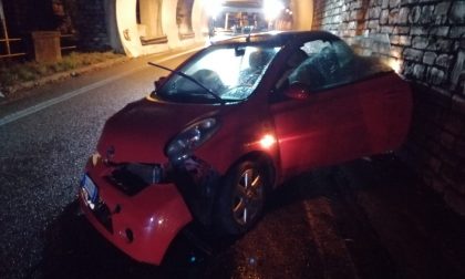 Ribaltamento ad Abbadia Lariana: auto distrutta, ma nessun ferito FOTO