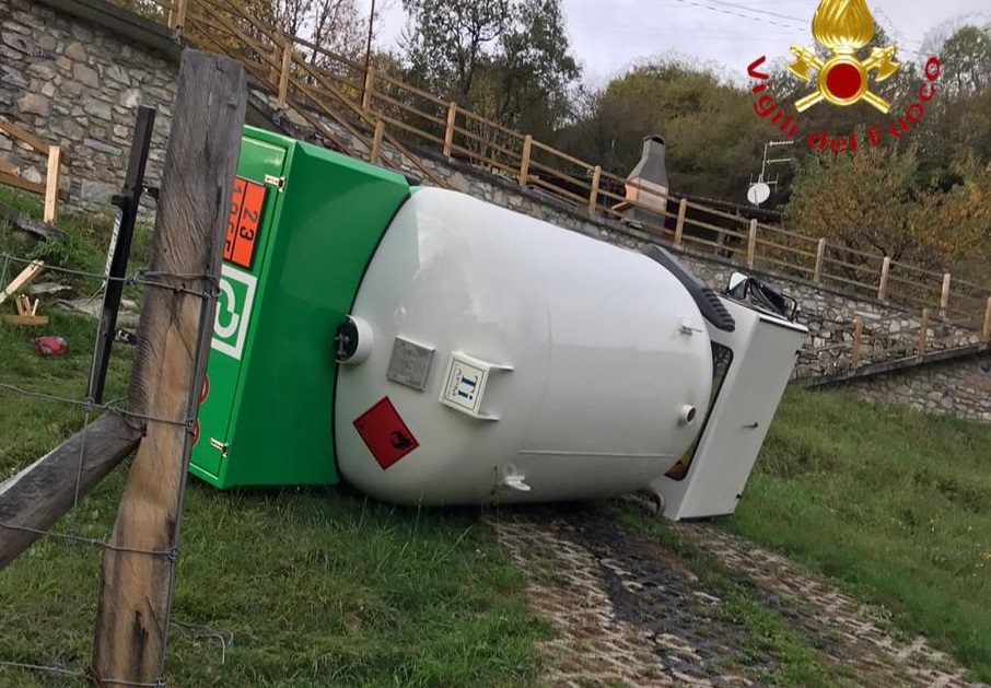 Autocisterna di Gpl si ribalta a Corrido, due feriti FOTO