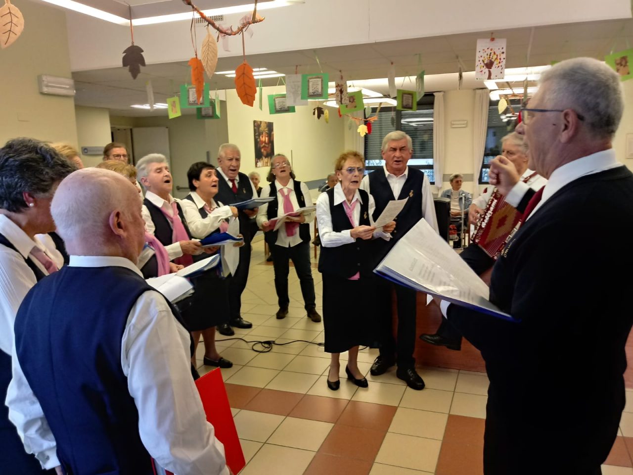 Il Coro San Valentino regala emozioni agli anziani della casa di riposo FOTO