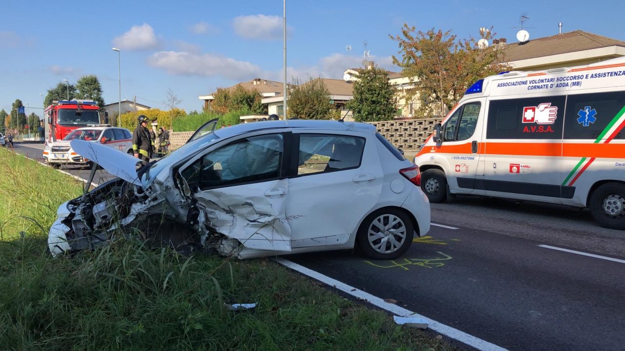 Schianto tra auto a Verderio, due persone in ospedale FOTO