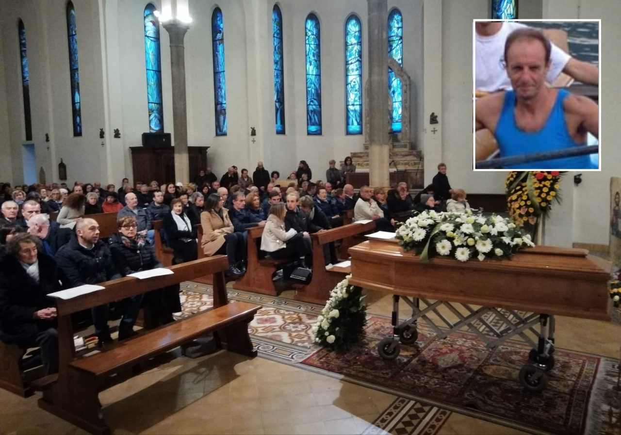 Lo stendardo della Canottieri Lecco sull’altare per l’ultimo saluto ad Attilio