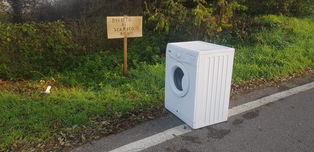 Scarico di rifiuti… sotto il cartello che lo vieta