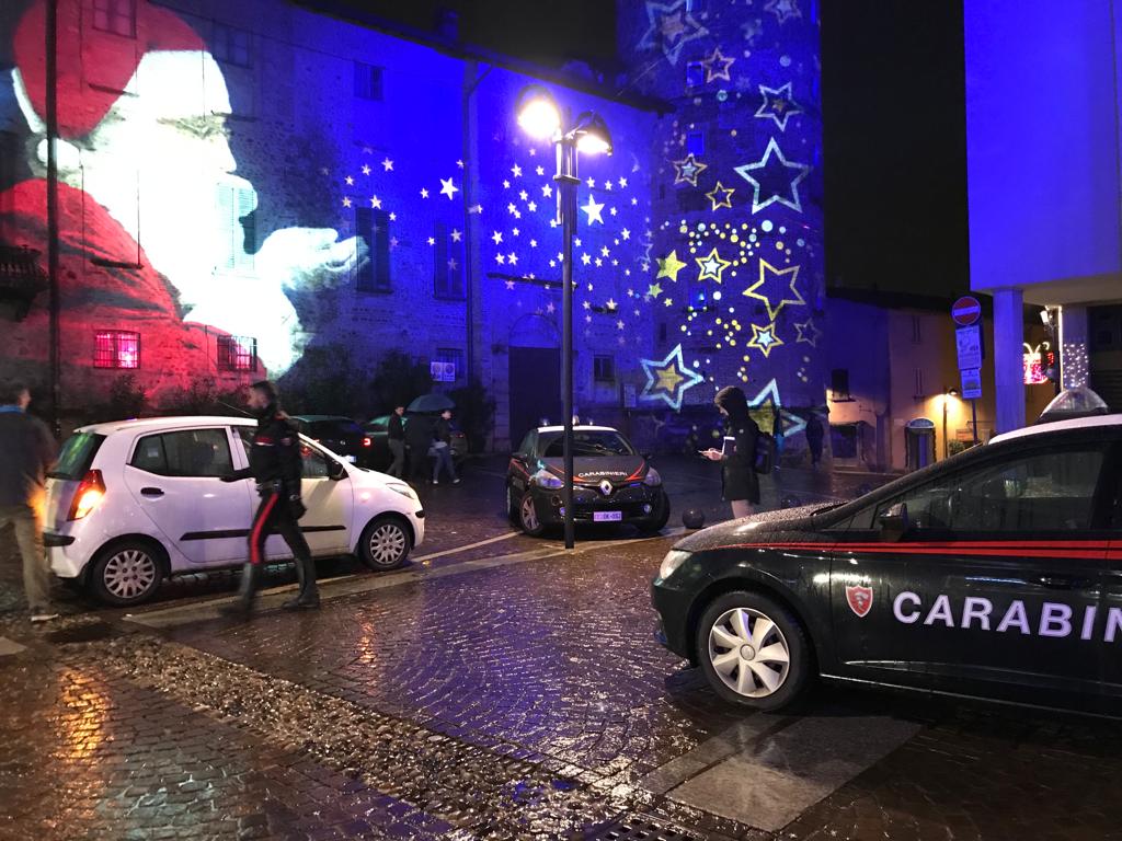 Lite tra fidanzati in piazza, lei finisce in ospedale
