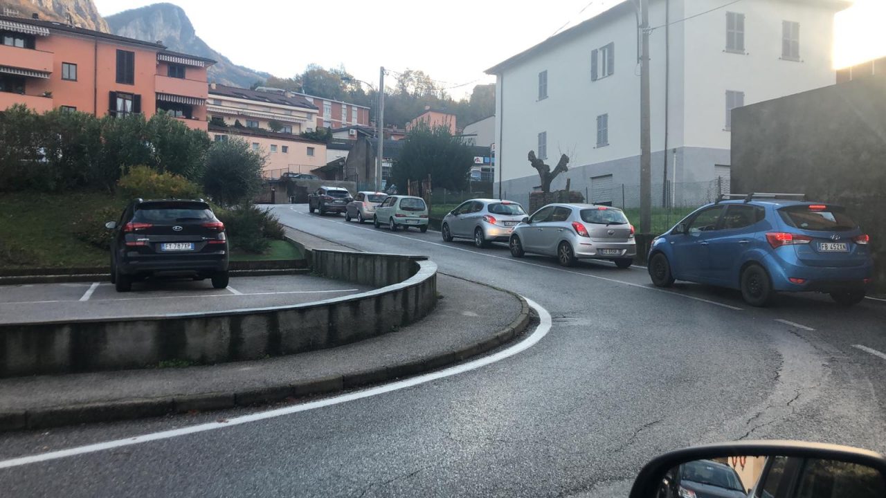 Traffico in tilt al Bione, il sindaco Ghezzi: “Siamo su Scherzi a Parte”