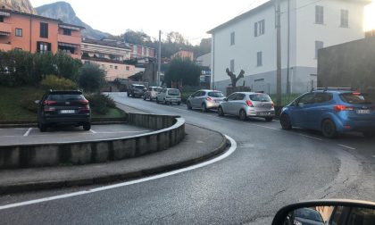 Traffico in tilt al Bione, il sindaco Ghezzi: "Siamo su Scherzi a Parte"
