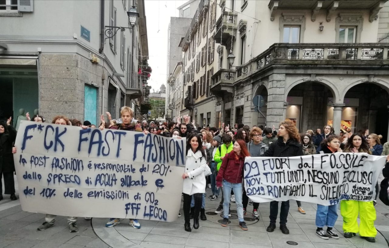 Lecco: Fridays For Future contro il consumismo del Black Friday FOTO E VIDEO