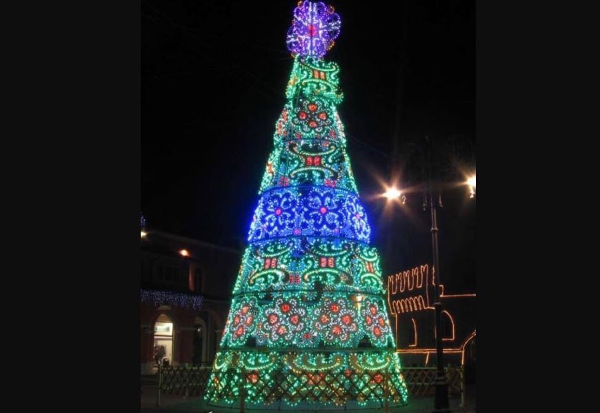 Lecco: venerdì si accende il maxi albero di natale e apre la pista del ghiaccio