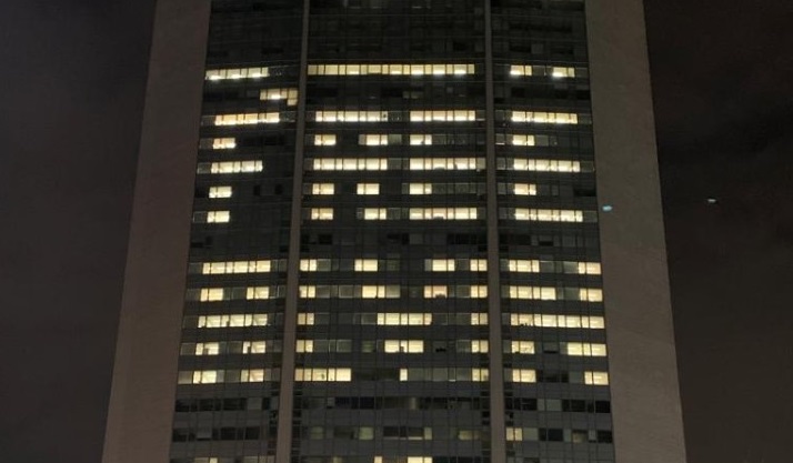 Pirellone illuminato per riportare a casa Alvin Berisha FOTO