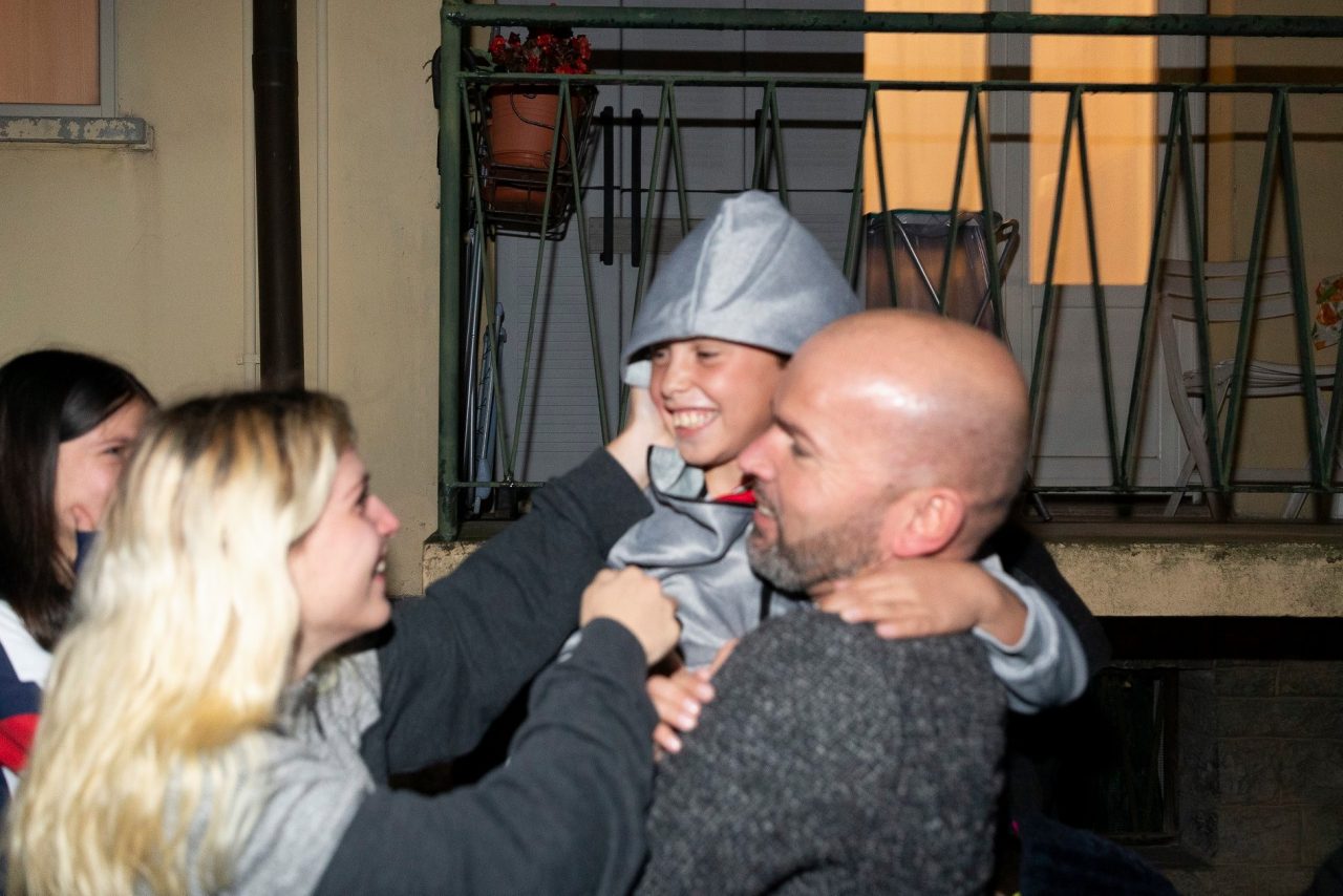 Alvin è tornato a casa, l’accoglienza dei familiari FOTO