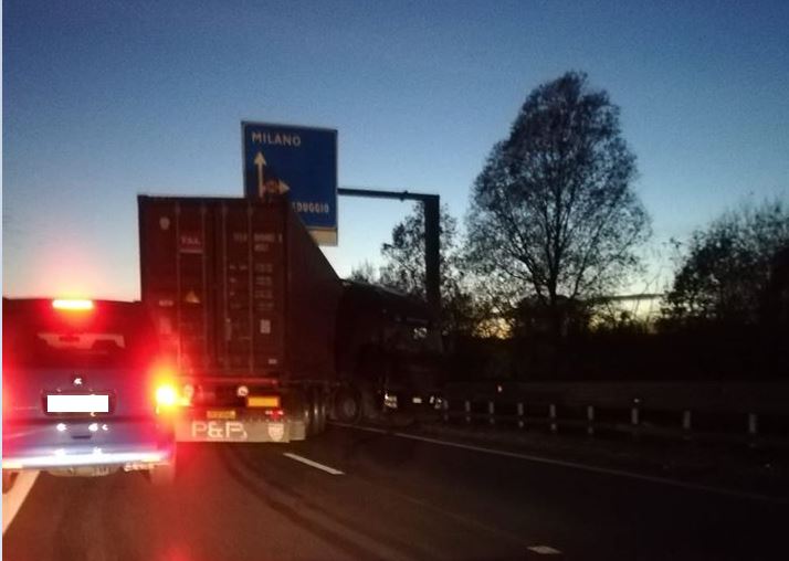 Camion di traverso sulla Statale 36: lunghe code FOTO