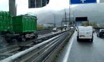 Lecco: camion perde il carico sul ponte, "disastro" sulla Statale 36 VIDEO