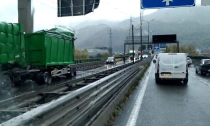 Lecco: camion perde il carico sul ponte, "disastro" sulla Statale 36 VIDEO