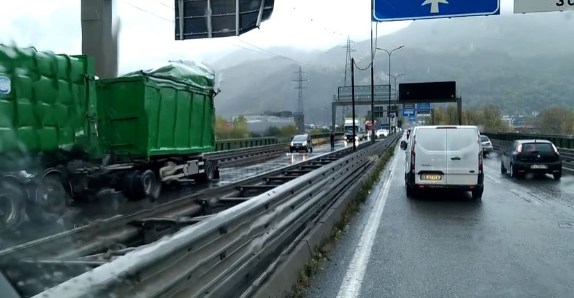 Lecco: camion perde il carico sul ponte, “disastro” sulla Statale 36 VIDEO