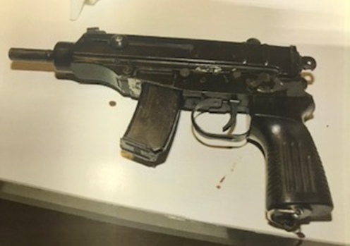 Minaccia la compagna con un’arma da guerra, poi scappa in Romania