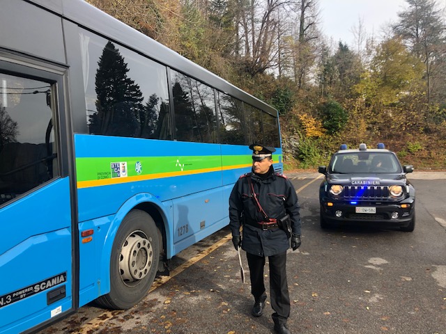 Molesta quattro studentesse sul pullman, arrestato