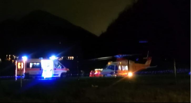 Colpito da infarto al ristorante, soccorso dai presenti col defibrillatore: è gravissimo FOTO