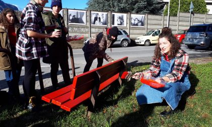 Una panchina rossa a Lecco nella Giornata contro la violenza sulle donne FOTO