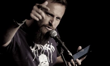 Simone Savogin, campione italiano di poetry slam, chiude "Giù dal Muro"