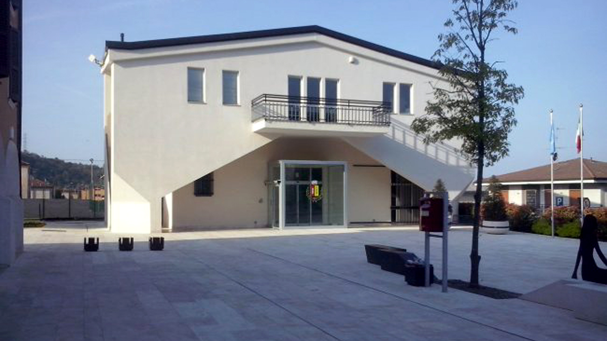 Impiegata trovata morta in Comune con ferite da taglio: è giallo