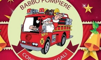 Babbo Pompiere consegna i regali ai bambini