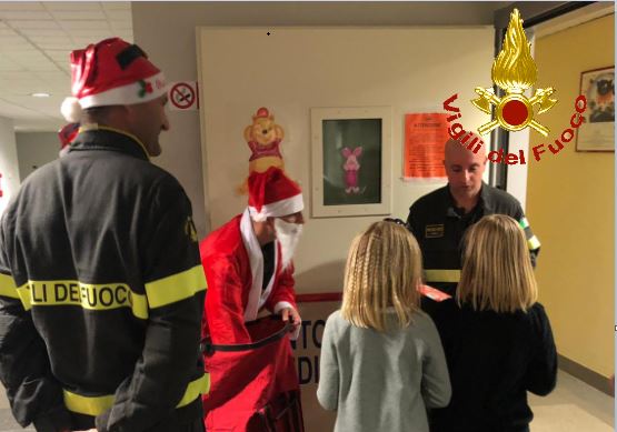 I Vigili del Fuoco portano i doni ai bimbi ricoverati in ospedale
