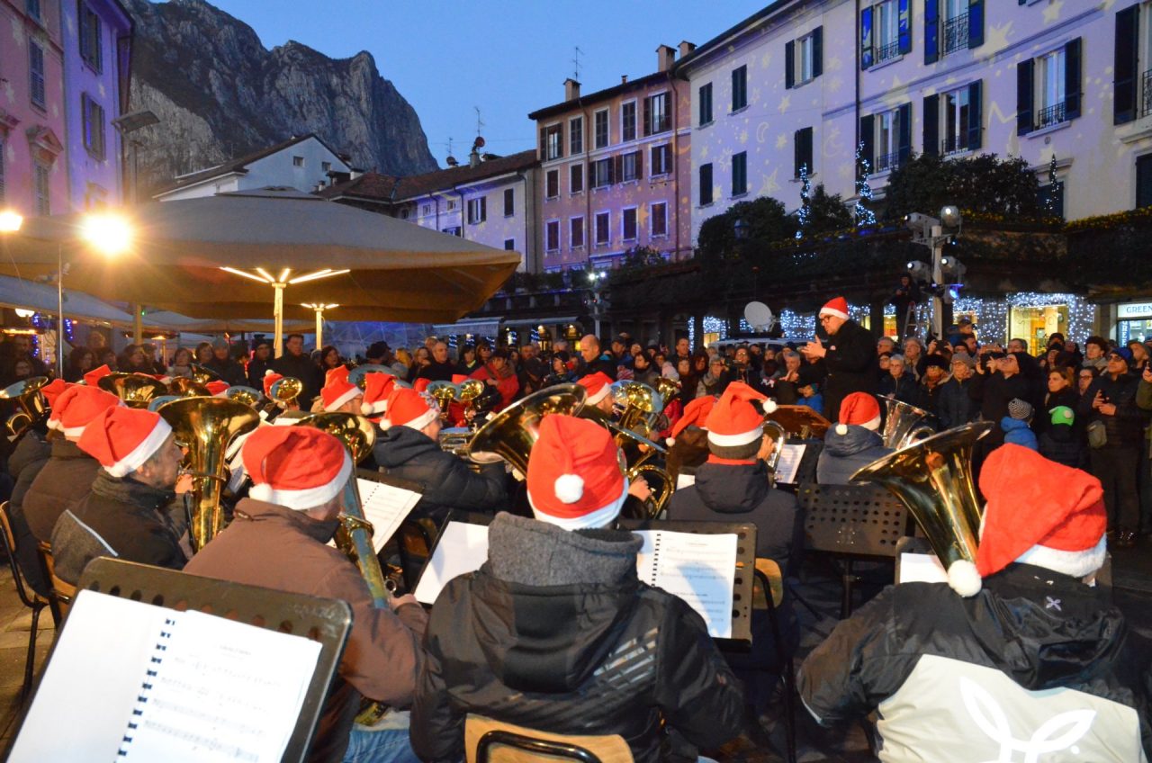 Ottoni gravi in concerto sotto l’albero a Lecco FOTO