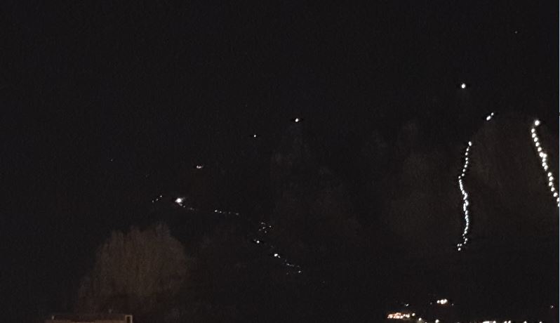 Tradizione rispettata: che spettacolo le montagne lecchesi illuminate dalle fiaccolate dell’Antivigilia FOTO