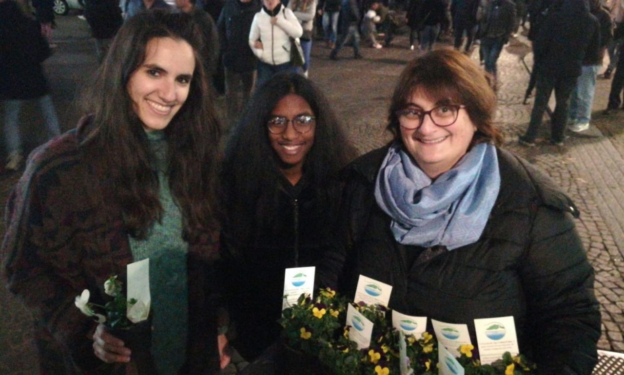 Dal Black Friday al Green Saturday, il flash mob di AmbientalMente Lecco in centro FOTO