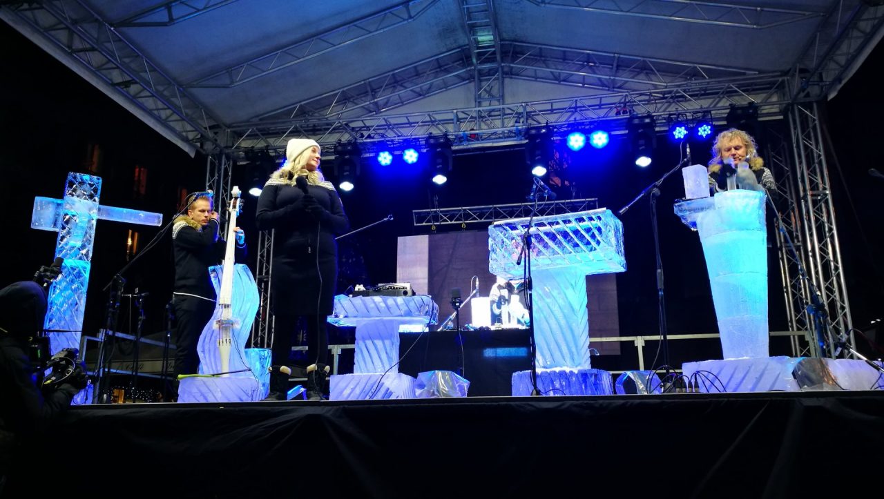 Brivido artico in piazza Cermenati a Lecco con il concerto di ghiaccio