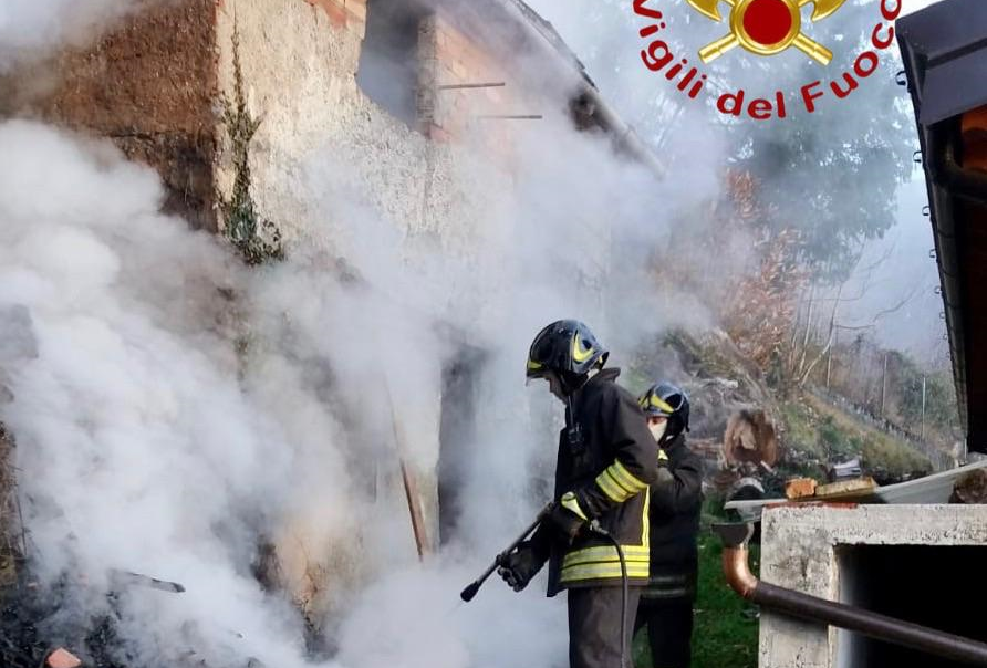 Incendio a Veleso in un cascinale FOTO