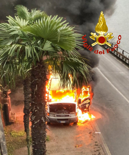 Incendio furgone sul lungolago di Bellano