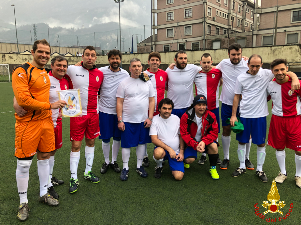 Partita in amicizia tra pompieri e “agun del lach de lecc”